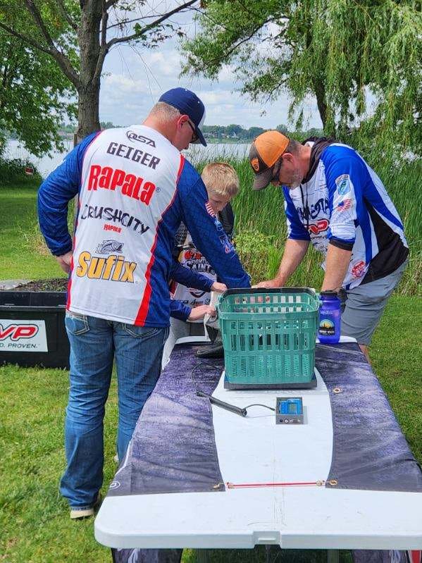 Weigh-in at the tournament scale